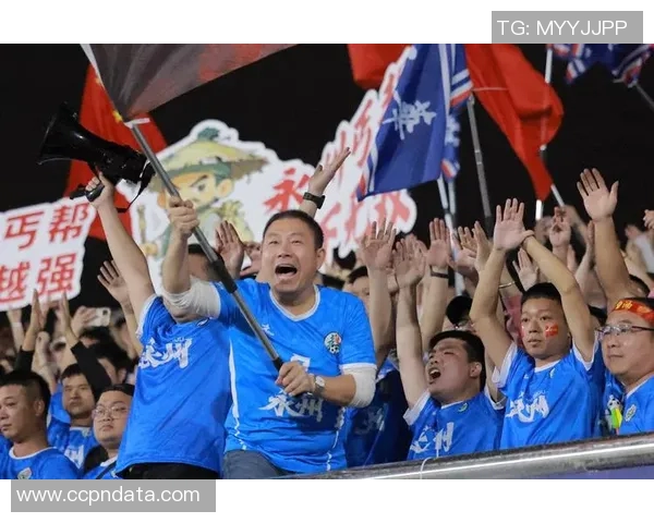 球迷狂热支持球队赛场外挥舞旗帜高呼口号，点燃激情的背后故事