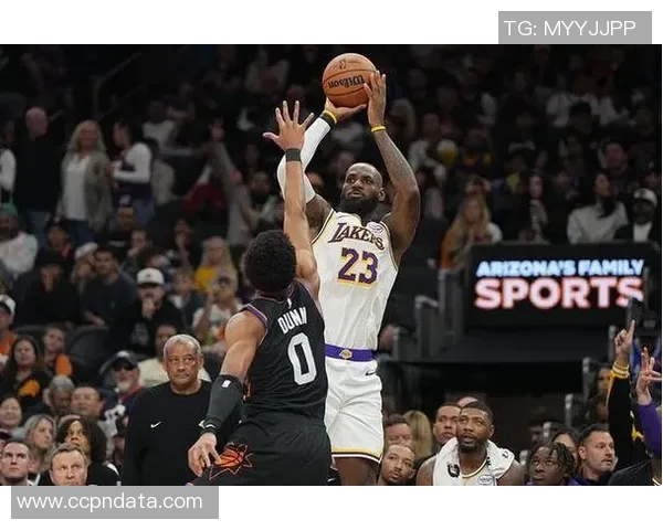 詹姆斯帽子戏法带领湖人逆转太阳，取得四连胜